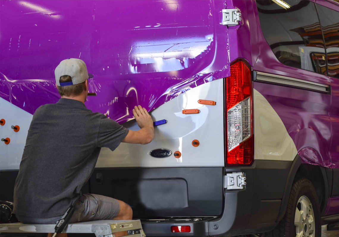 Decorazione vetrine e auto aziendali